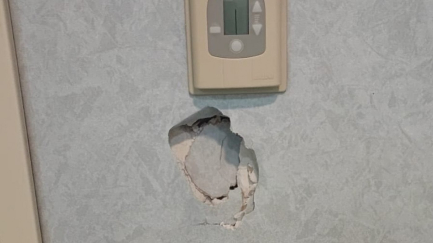 "El paciente comenzó a golpear las paredes del consultorio sanitario"