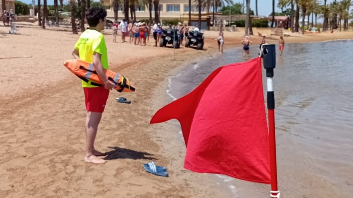 Salud Pública ordena el cierre al baño de la playa de Villas Caravaning en Cartagena por bacterias fecales