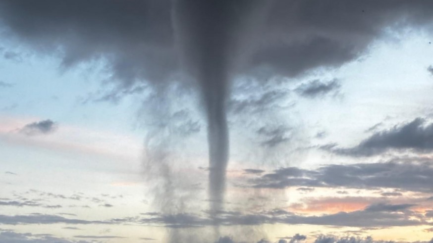 Varias mangas marinas destrozan terrazas, mobiliario urbano y barcos en Puerto de Mazarrón
