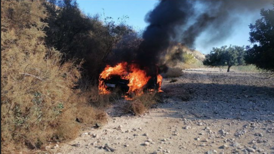 Arde un coche junto a la rambla de Leiva en Mazarrón