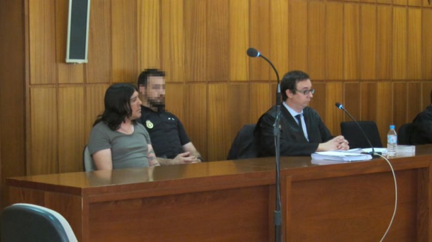 El acusado de matar a su hermano gemelo, a la izquierda