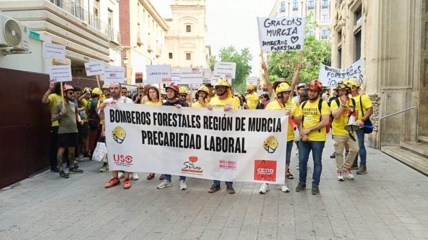 Los bomberos forestales endurecen sus protestas y advierten de que el incendio de Los Garres pudo acabar en tragedia