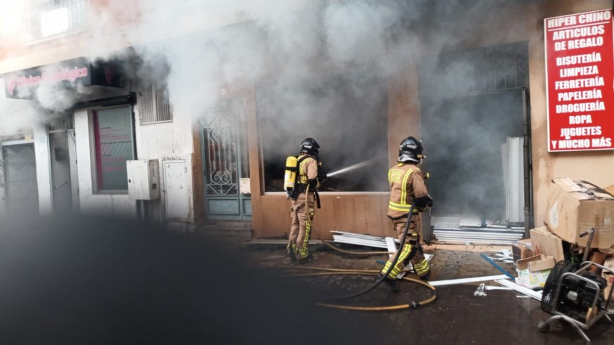 Tres afectados por inhalación de humo en el incendio de un bazar en Ceutí