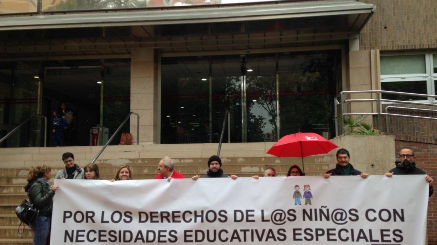 Padres y madres de alumnos con necesidades educativas especiales protestan ante la Consejería