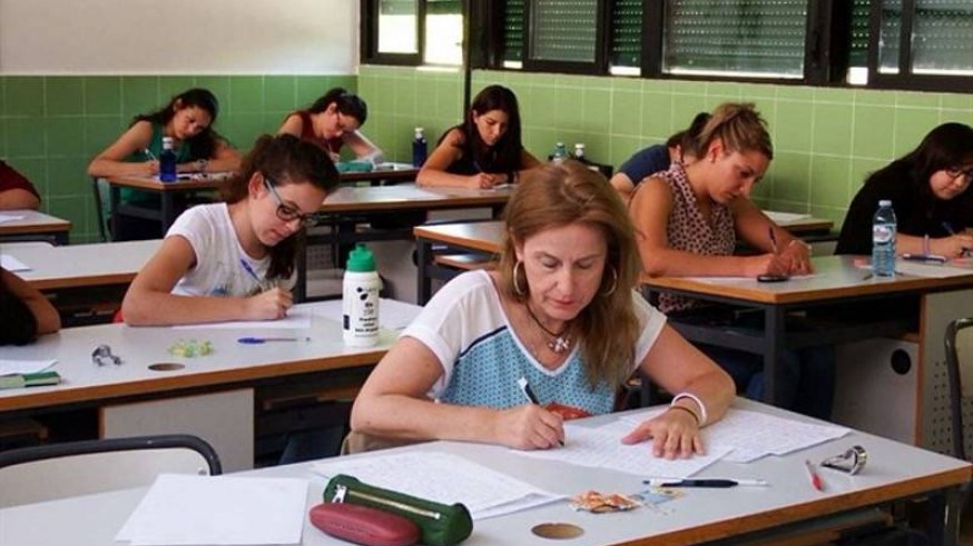 Opositores examinándose