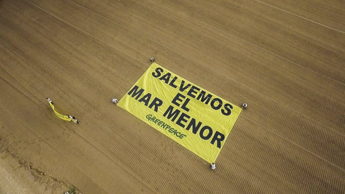 Pancarta desplegada en una explotación agraria del Campo de Cartagena
