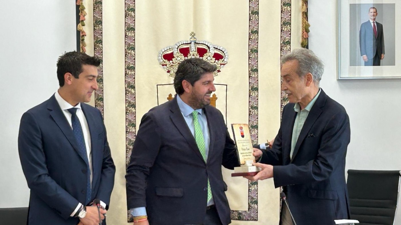 Blanca rinde homenaje a Pedro Cano tras recibir la Medalla de Oro al Mérito en las Bellas Artes