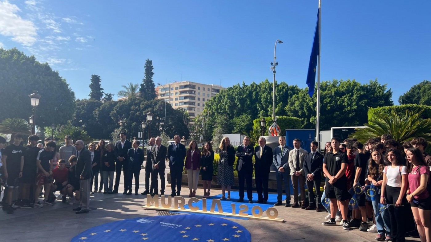 Izada la bandera de Europa frente al Ayuntamiento de Murcia 