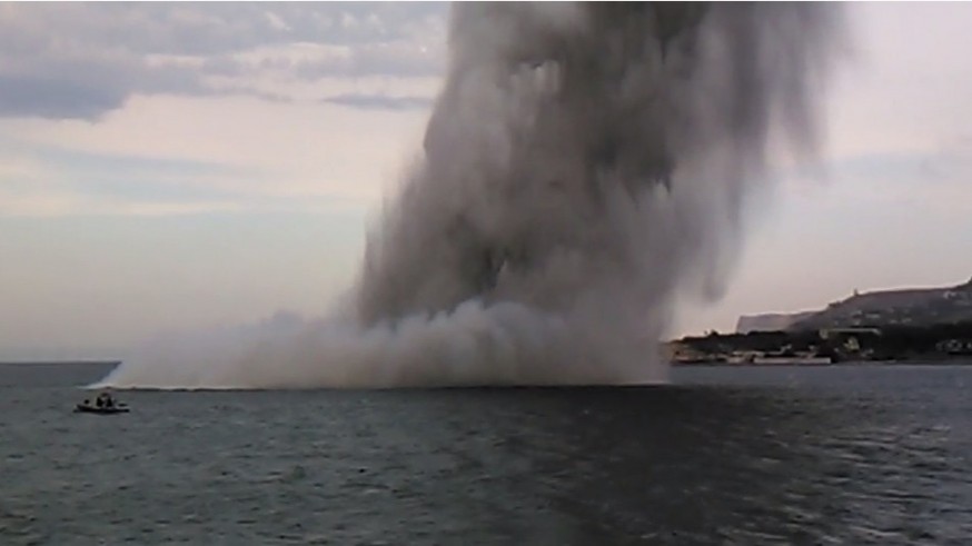 Explosión de una mina en el mar. ARMADA
