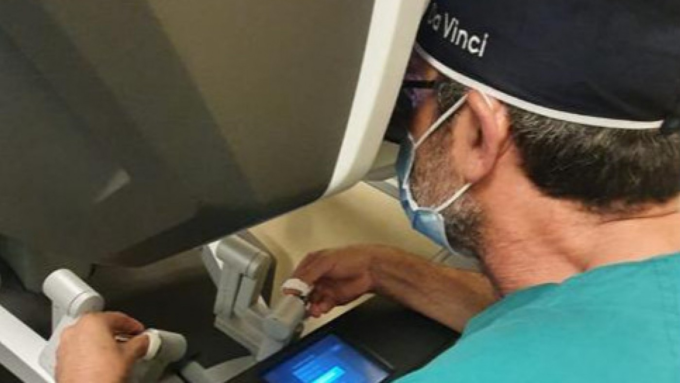 El doctor Prieto en su primera cirugía robotizada. Foto CEDIDA.