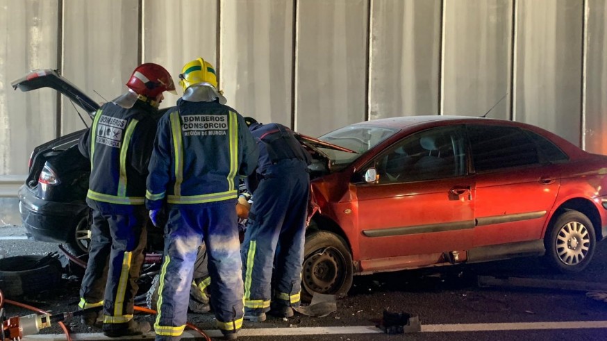 Bomberos trabajando en el lugar del suceso