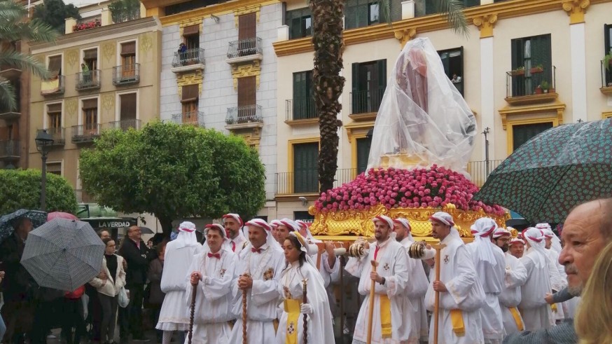 La procesión del Resucitado en Murcia se recoge tras la aparición de la lluvia. CABILDO DE COFRADÍAS DE MURCIA