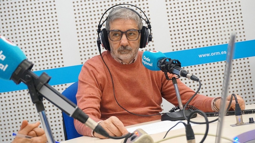 Con Bernar Freiría hablamos de su 'Diario apócrifo del rey emérito' y de la biografía autorizada que se ha publicado