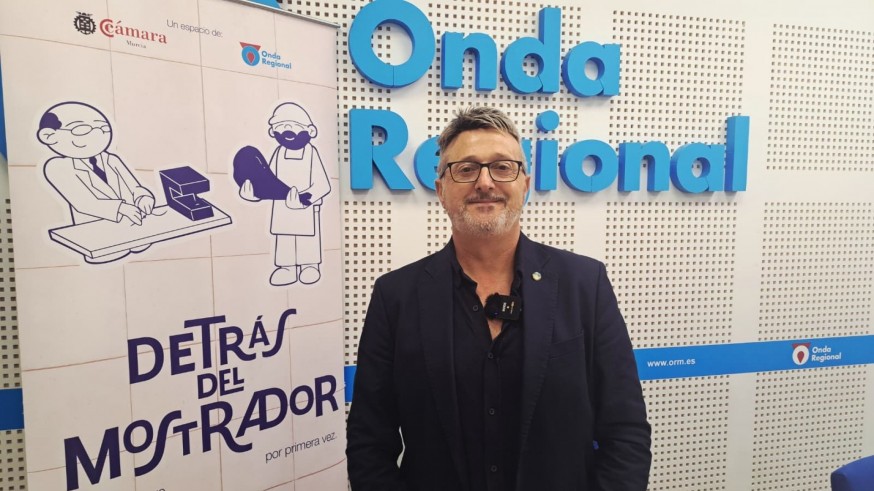 Detras del mostrador, con la Cámara de Comercio. Cortinas Basilio