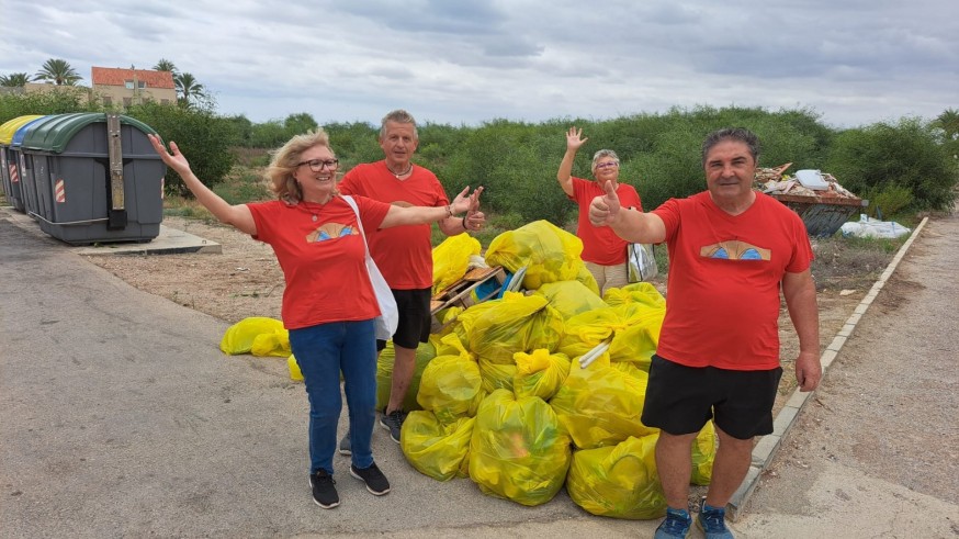 Vecinos de La Manga organizan una jornada de limpieza de playas