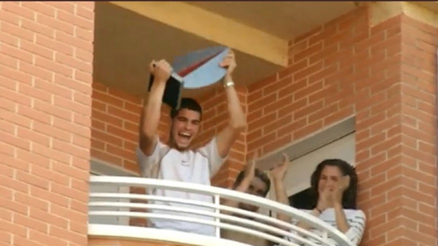 Carlos Alcaraz sale al balcón de su casa a agradecer el apoyo de los vecinos de El Palmar