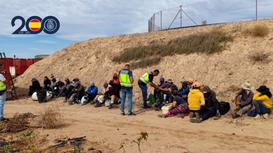 Cedían su documentación a ilegales a los que explotaban en una finca agrícola de Alhama para beneficiarse de las cotizaciones