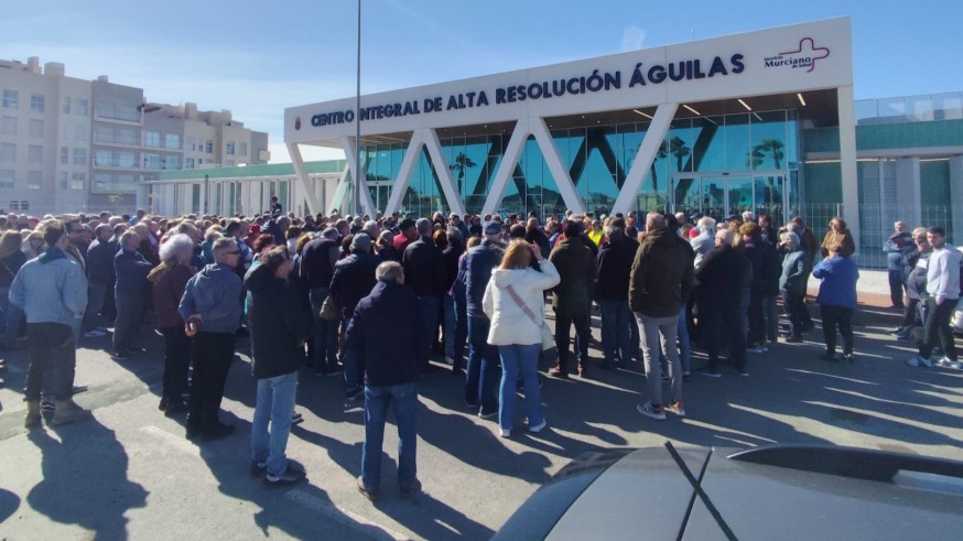 Medio centenar de personas pide la apertura en Águilas del Centro Integral de Alta Resolución