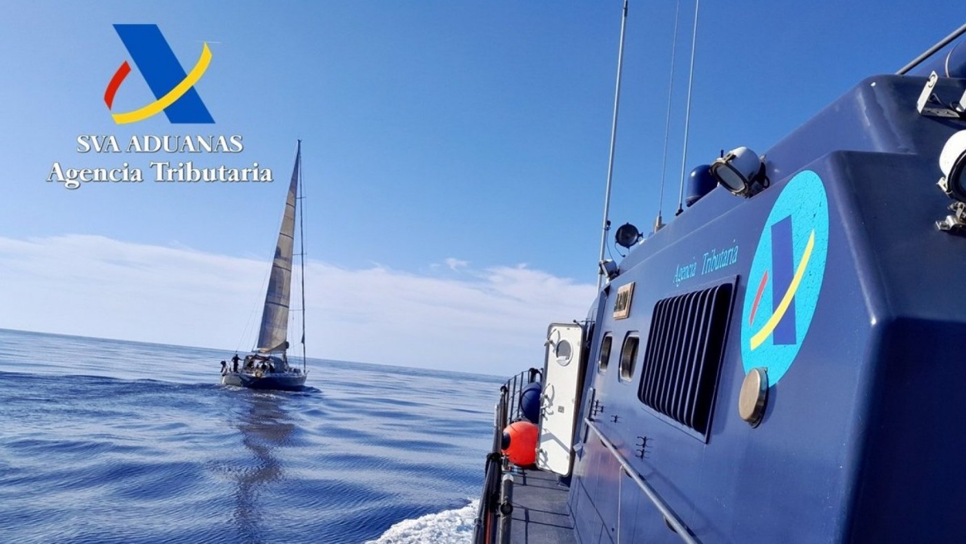 Hacienda intercepta un velero cargado de hachís en la costa de Águilas