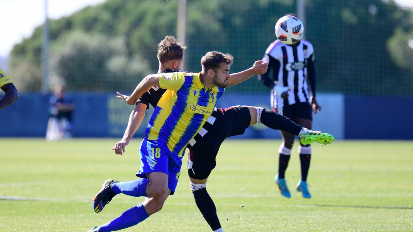 Uri rescata al Cartagena B en Cádiz