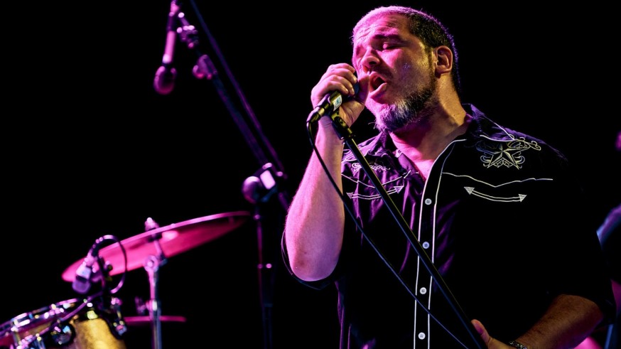 Francis Sarabia versiona el "Black Dog" de Led Zeppelin