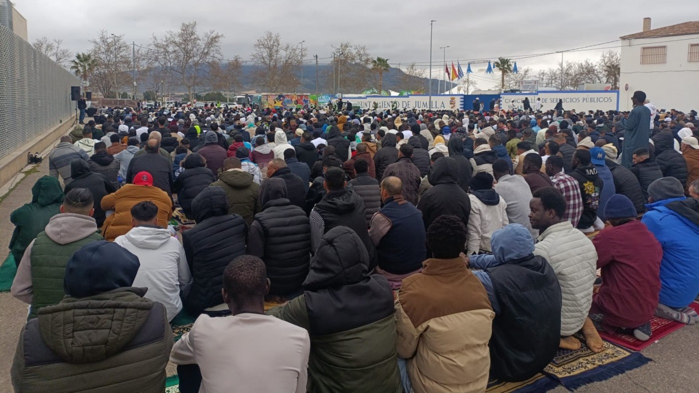 Los musulmanes de Jumilla hacen el rezo del fin de Ramadán en un parking