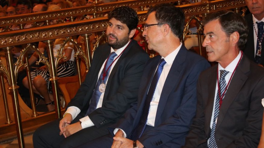 López Miras junto al alcalde de Murcia (c) y al delegado del Gobierno (d) en la Catedral