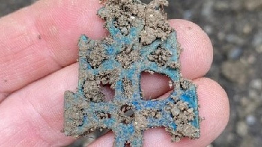 Hallan una réplica de la cruz de Caravaca en un yacimiento de Suiza