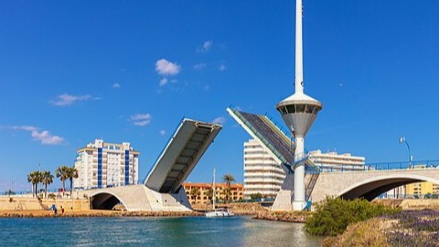 Puente Estacio La Manga: Cada dos horas, el mundo se detiene