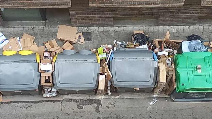 Vecinos del centro de Murcia se quejan por la acumulación de basuras