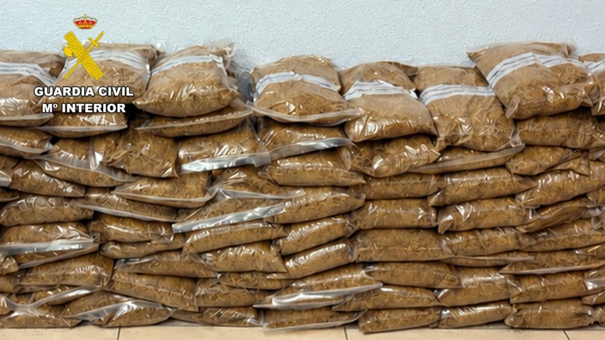Detenido en Mazarrón un conductor que circulaba con el permiso retirado y transportaba 25 kilos de tabaco de contrabando