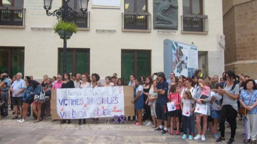 Centenares de personas se concentraron ayer por los asesinatos de las dos niños en Castellón