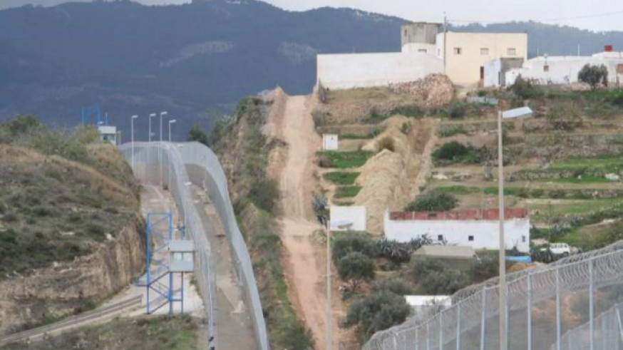 Unos 500 inmigrantes logran entrar en Melilla en un intento de salto masivo