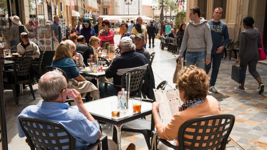 Los hosteleros celebran la regularización de migrantes