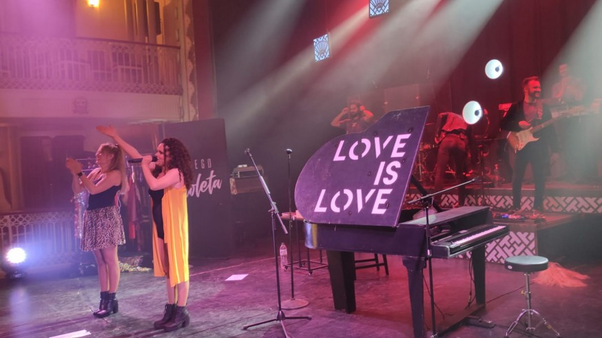 Voces de mujer en la música en el espectáculo "Fuego Violeta"