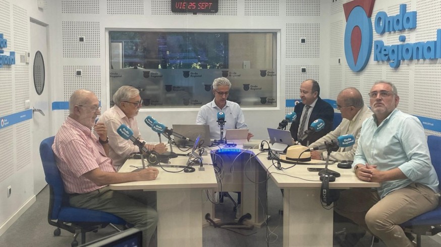Javier Adán, Juan José García Escribano, Antonio Botías, Juan Ramón Calero, Pedro Antonio Ríos analizan las noticias del día en la tertulia de Onda Re