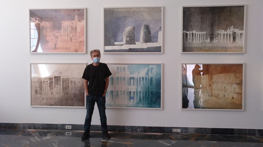 Pedro Cano en su exposición 'Teatros' en Cartagena 
