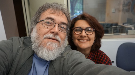 Clara Alarcón junto a nuestro compañero técnico, Domingo Filiu, en los estudios de Onda Regional en Murcia