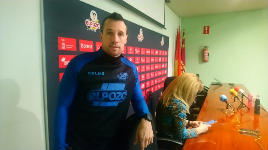 Diego Giustozzi tras la rueda de prensa en el Palacio de los Deportes. 