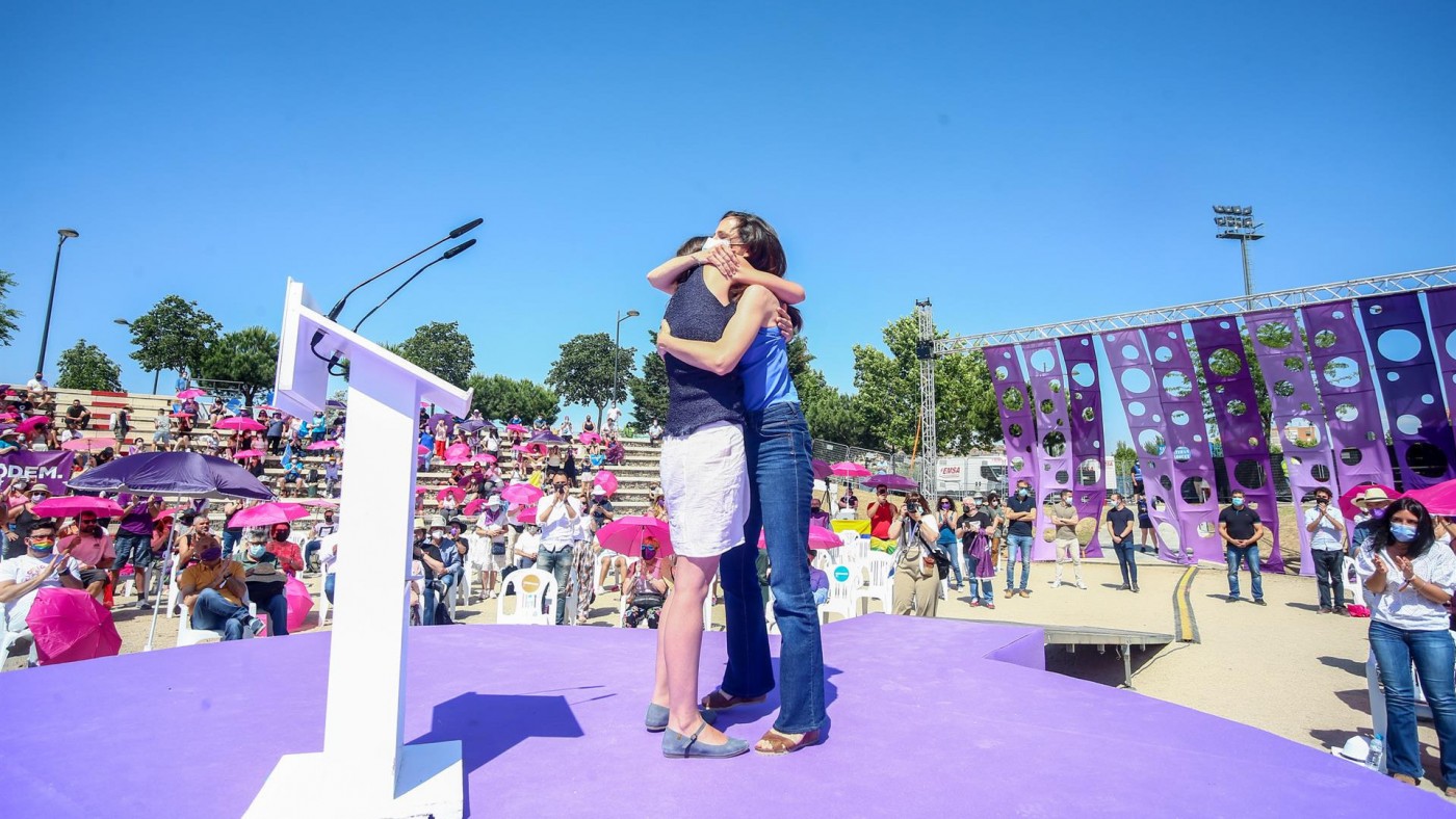 Irene Montero e Ione Belarra se abrazan en la IV Asamblea Ciudadana Estatal de Podemos