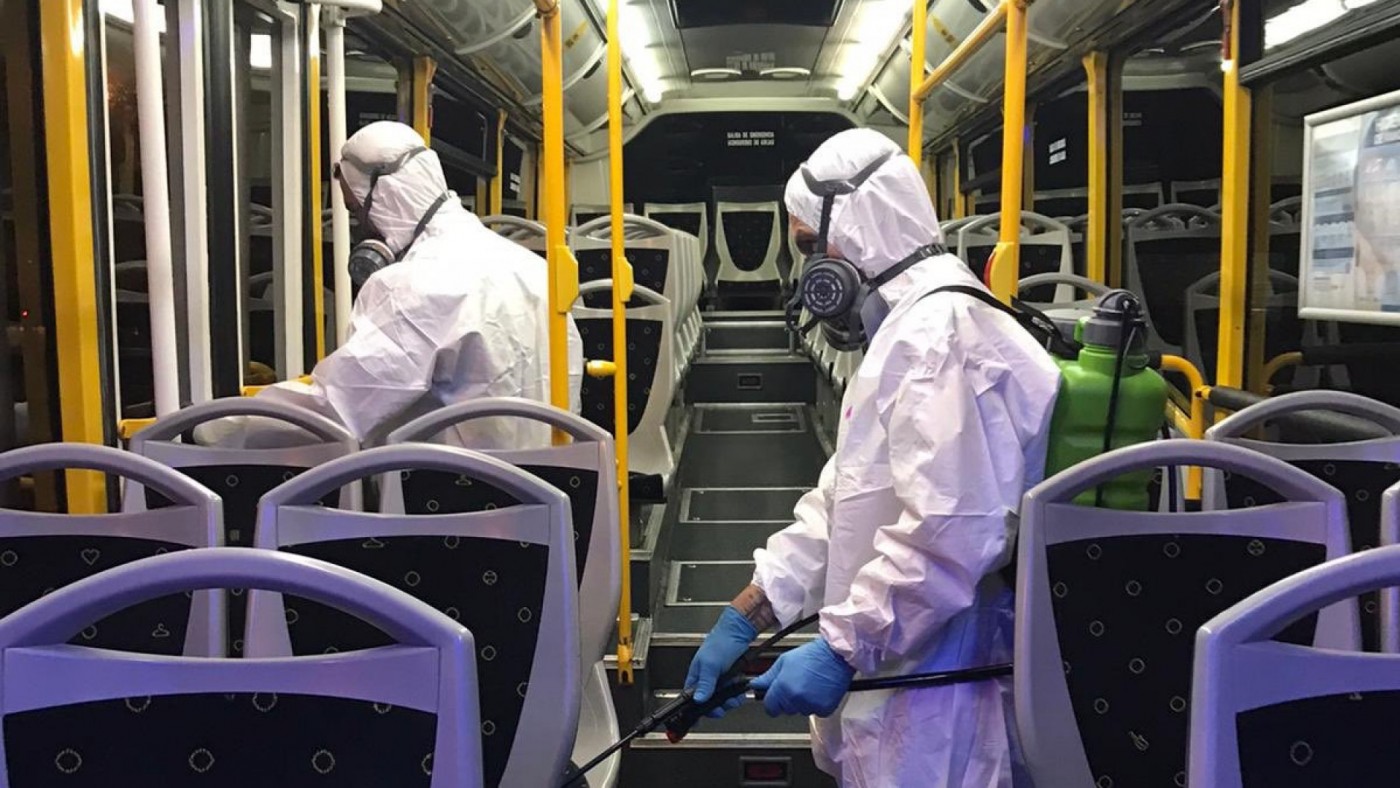 Tareas de desinfección en un autobús