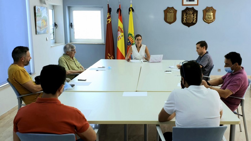 La alcaldesa Patricia Fernández junto a los responsables sanitarios del municipio