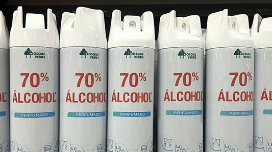 MIRADOR. La empresa Francisco Aragón crea un spray de alcohol para superficies que vende 50 mil unidades al día