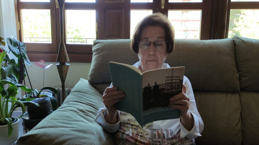 Concha Palao en su casa con el libro sobre el hospital. PATRICIA JIMÉNEZ