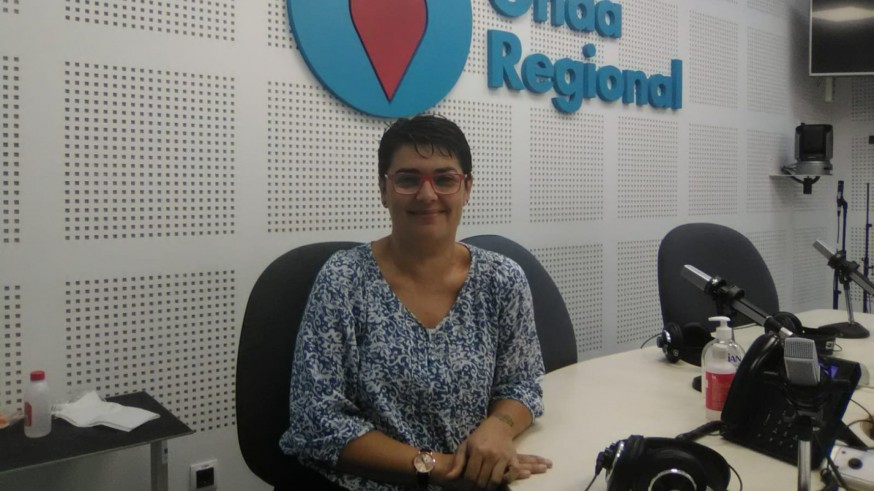 Clara Alarcón en los estudios de Onda Regional