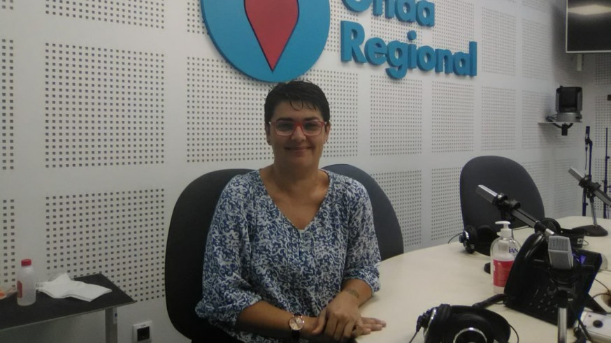 Clara Alarcón en los estudios de Onda Regional 