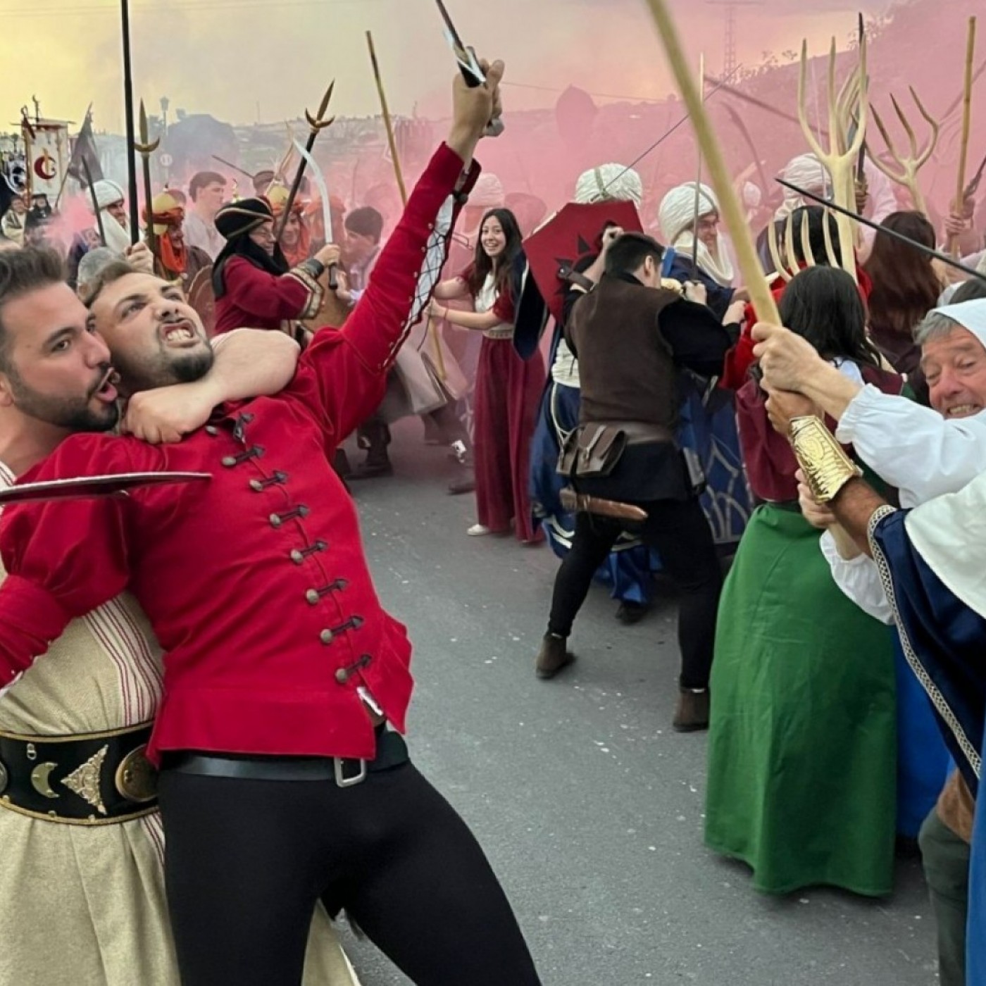 EL ROMPEOLAS T08C064 Cieza revive su pasado: las Fiestas del Escudo consolidan su identidad como gran recreación histórica (19/04/2026) — EL ROMPEOLAS cover