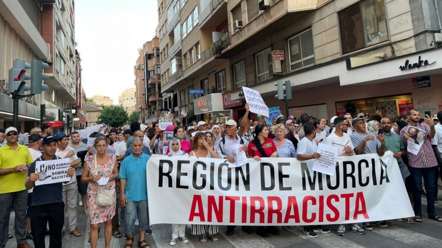 Miles de personas se manifiestan en Murcia contra el racismo