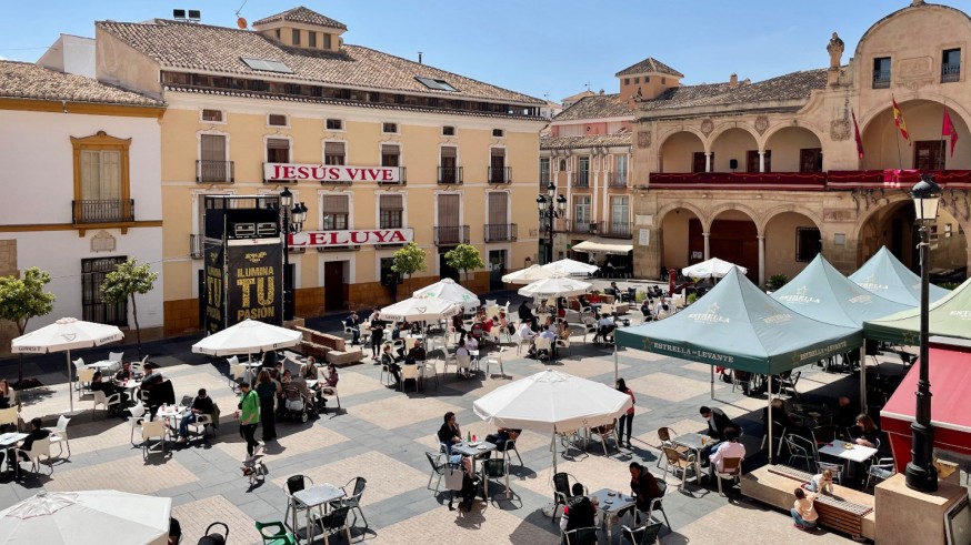Terrazas llenas en la Plaza del Ayuntamiento de Lorca. ALFONSO MARTÍNEZ