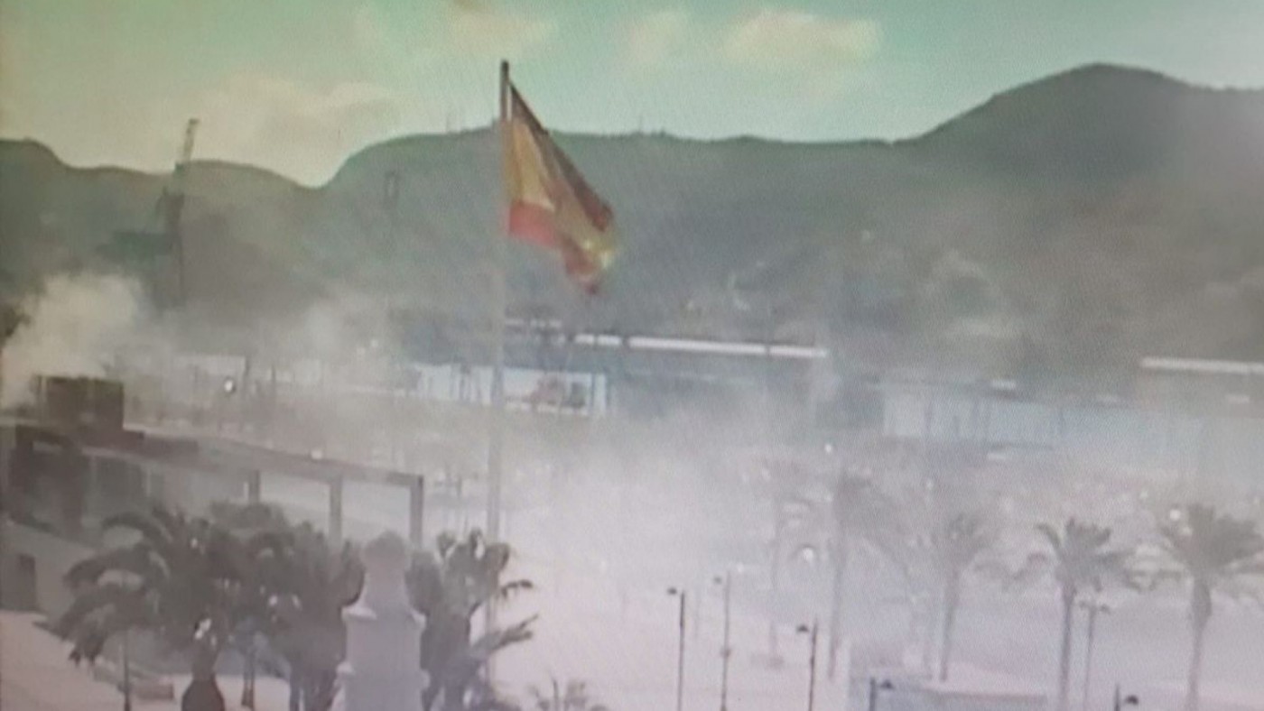 Los bomberos logran sofocar un incendio en un local de comida rápida del paseo Alfonso XII de Cartagena